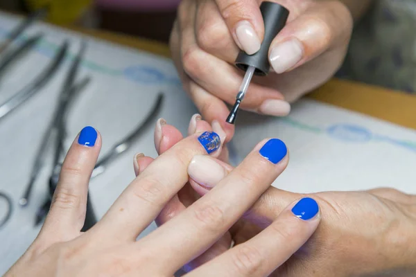 Hermoso Proceso Manicura Esmalte Uñas Aplicando Esmalte Color Azul Cerca — Foto de Stock