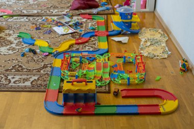 Plastik renkli eğitim blokları olan çocuk oyun odası oyuncakları.