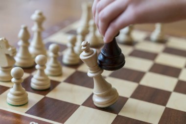 Tahta satranç taşları oynuyorum. Satranç oyunu. Kralın düşüşü.