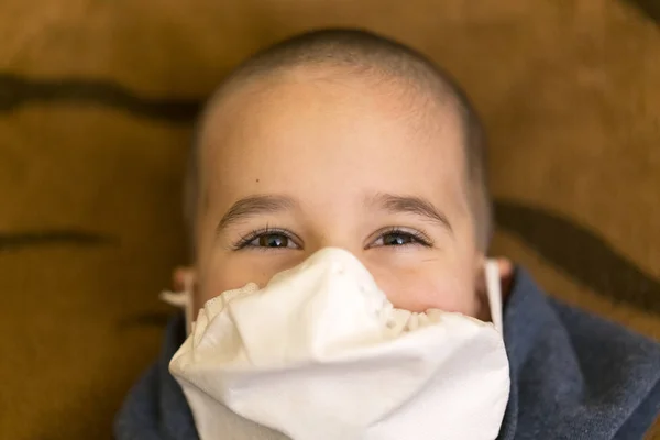 Menino Vestindo Máscara Saúde Para Filtrar Poeira Germes Prevenção Doenças — Fotografia de Stock