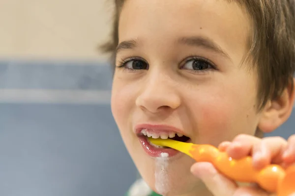 Крупный План Мальчика Чистящего Зубы Зубной Щеткой Стоматологическая Концепция — стоковое фото
