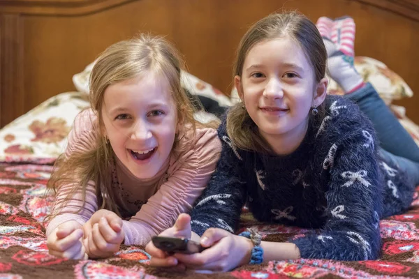 Две Счастливые Девушки Смотрят Телевизор Кино Попкорном Две Юные Симпатичные — стоковое фото