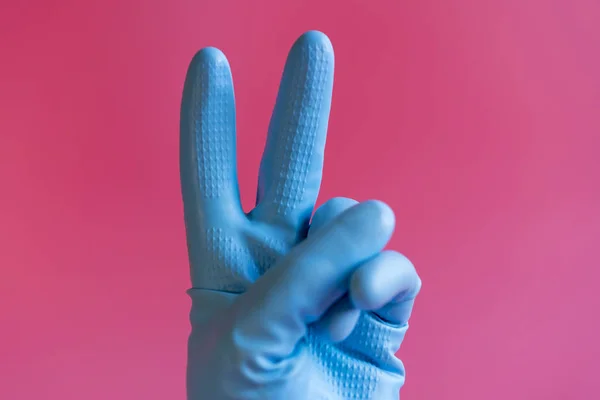 手袋を掃除して平和を作る手 ピンクの背景にゴム手袋で手 — ストック写真