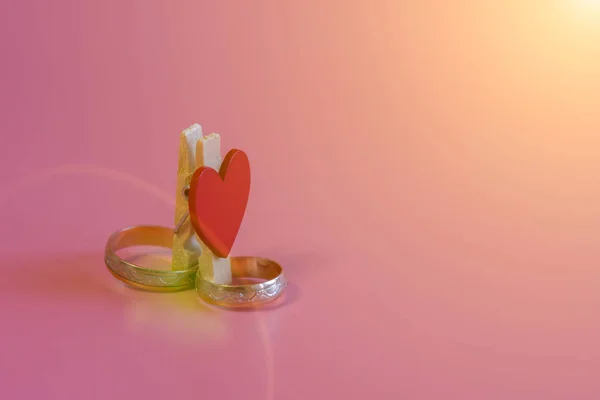 Anillos Boda Con Corazón Sobre Fondo Rosa Concepto Amor Matrimonio — Foto de Stock