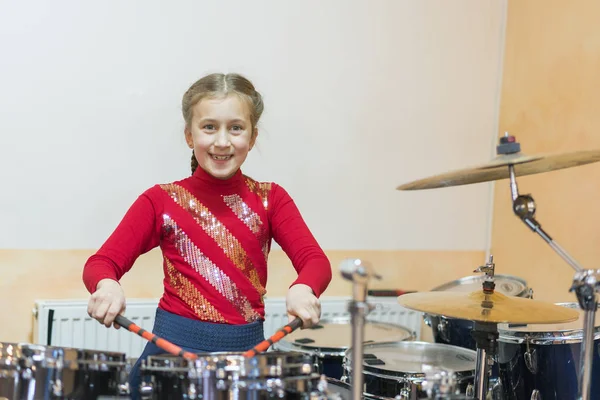 Happy Girl Playing Drums Teen Girl Having Fun Playing Drum — Stock Photo, Image