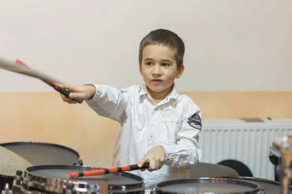 Ragazzo Che Suona Batteria Ragazzo Camicia Bianca Suona Batteria — Foto Stock