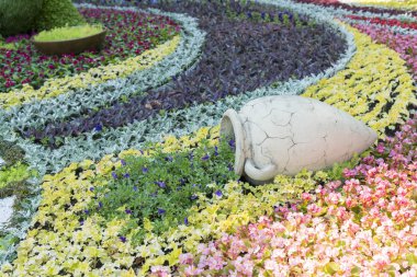 Bloom Taze Biçilmiş Çim ve ÇiçekTarları ile Bahçe Manzara Görünümü.