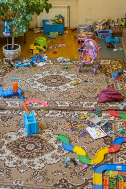 Plastik renkli eğitim blokları olan çocuk oyun odası oyuncakları. Anaokulu için oyun zeminleri.