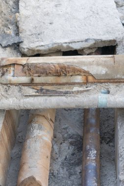 Paslı Kanalizasyon Boruları. Yeraltı su şebekesinin tamiri. 