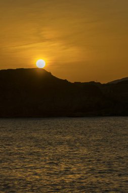 Denizde gün batımı. Uzayı kopyala Ayarlanmış.