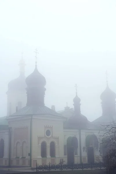 朝の霧の中で正教会 霧の中の教会 — ストック写真