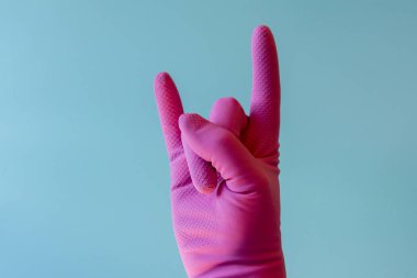 Elin temizleme eldiveniyle jest yapıyor..