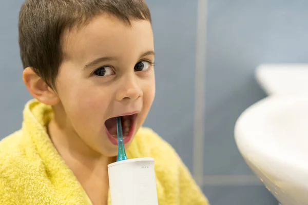 Αγόρι Στο Σπίτι Πλένει Δόντια Στοματικό Διάλυμα Έννοια Οδοντιατρικής Φροντίδας — Φωτογραφία Αρχείου