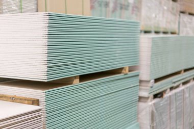 Hırdavatçıda alçıpan rafları var. Onarım ve inşaat konsepti.