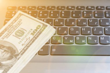 Serbest Kavram. Laptop ve Dolar. Para ve Bilgisayar Klavyesi. Biz Para Birimi ve Defter. İş ve Finans Şablonu. ses tonlu.