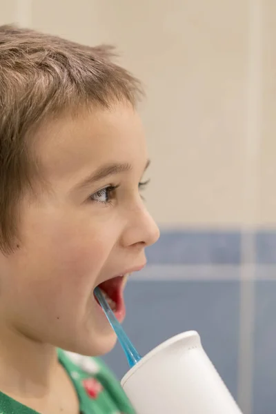 Пятилетний Мальчик Дома Моет Зубы Оральным Ирригатором Мальчик Чистит Зубы — стоковое фото