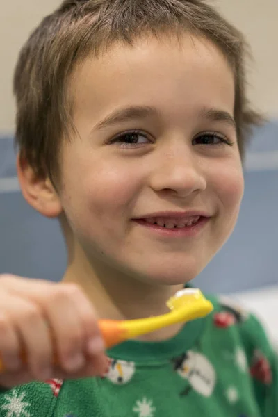 Щасливий Маленький Хлопчик Чистить Зуби Концепція Гігієни Ротової Порожнини Крупний — стокове фото
