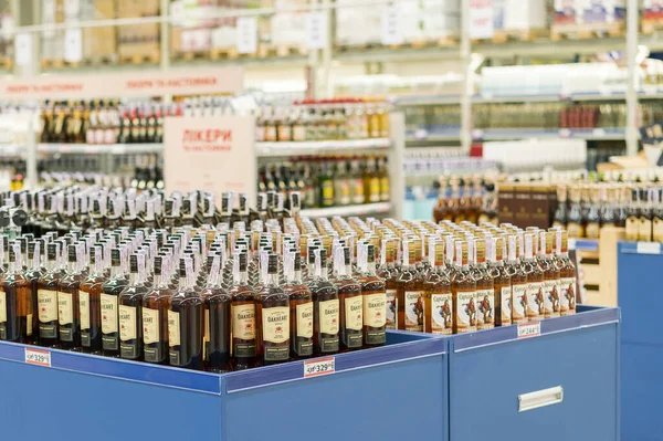 Kiev Oekraïne Februari 2020 Planken Met Alcoholflessen Supermarkt Het Begrip — Stockfoto