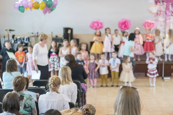 Festa Crianças Escola Primária Crianças Pequenas Palco Jardim Infância Pais — Fotografia de Stock