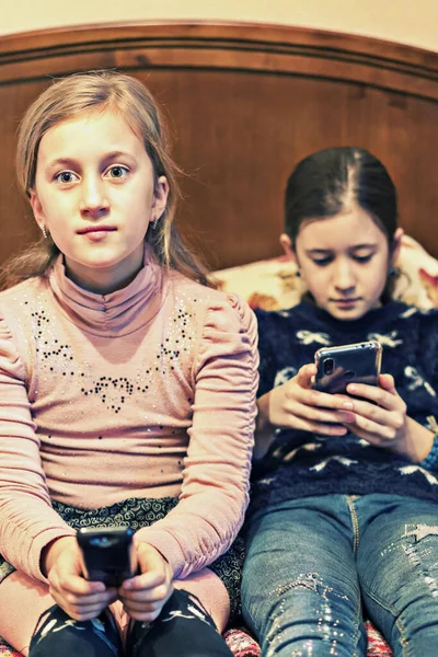 Bambine Con Smartphone Guardare Ragazza Davanti Alla Guardando Nello Smartphone — Foto Stock