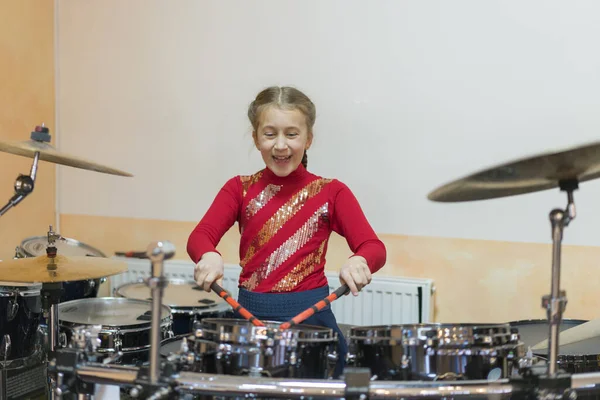 Teen Girl Playing Drums Teen Girl Having Fun Playing Drum — Stock Photo, Image