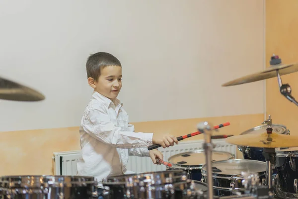 Αγόρι Drumming Αγόρι Άσπρο Πουκάμισο Παίζει Ντραμς Ένα Αγόρι Λευκό — Φωτογραφία Αρχείου
