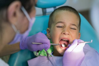 Diş muayenesi sırasında erkek hastayla dişçi. 