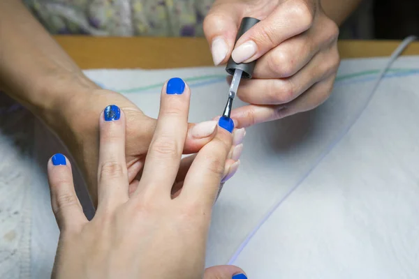 Hermoso Proceso Manicura Esmalte Uñas Color Azul Cerca — Foto de Stock