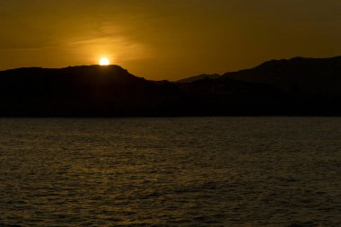 Denizde gün batımı. Ton halinde. Boşluğu kopyala.
