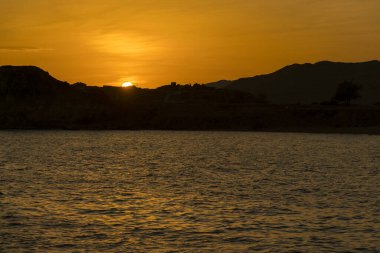 Denizde gün batımı. Ton halinde. Boşluğu kopyala.