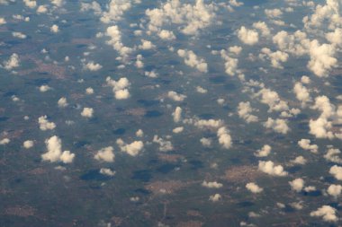 Gökyüzündeki bulutların güzel manzarası. 