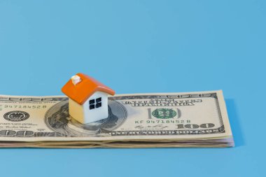 Dolarların üstünde bir model. Gayrimenkul Satın Alma Kavramı.