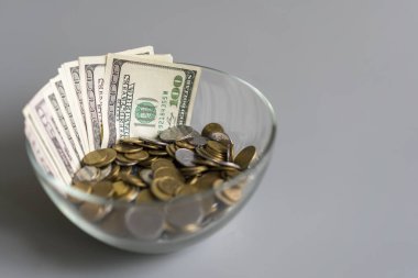 Cam vazodaki dolarlar. Yığınla para ve para..