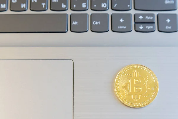 Bitcoin Munt Symbool Laptop Crypto Valutateken — Stockfoto