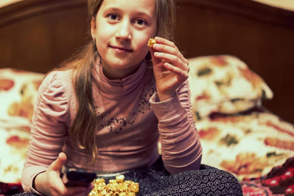 Маленькая Девочка Смотрит Телевизор Постели Ест Попкорн — стоковое фото