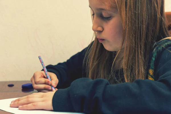 Colegiala Dibuja Escritorio Una Niña Estudiante Sentada Escritorio Escuela Educación — Foto de Stock