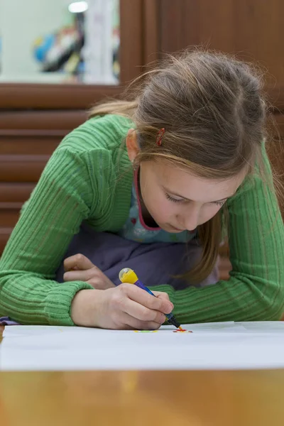 Entzückende Kleine Mädchen Zeichnen Kunstwerk Draufsicht Auf Dem Boden Baby — Stockfoto