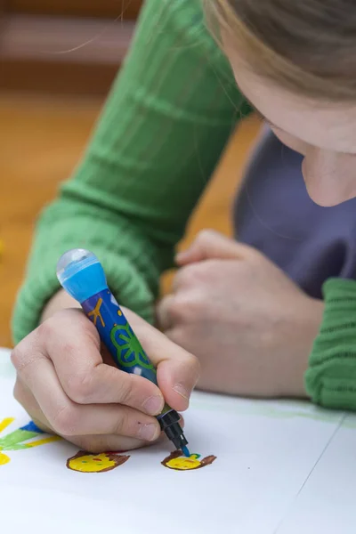 Entzückende Kleine Mädchen Zeichnen Kunstwerk Draufsicht Auf Dem Boden Baby — Stockfoto