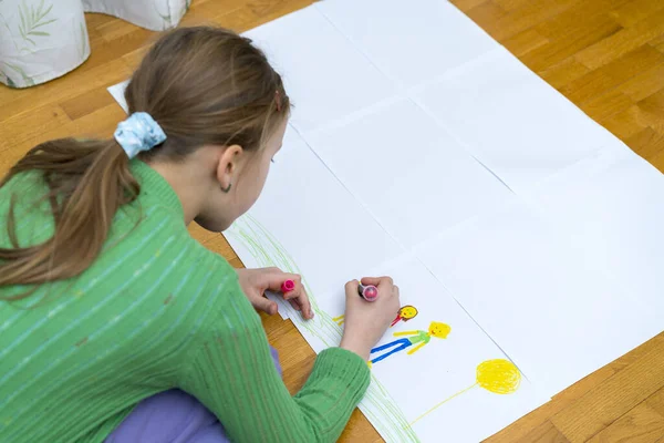 Чарівна Маленька Дівчинка Малює Ілюстрації Зверху Підлозі Дитина Здорова Шкільна — стокове фото