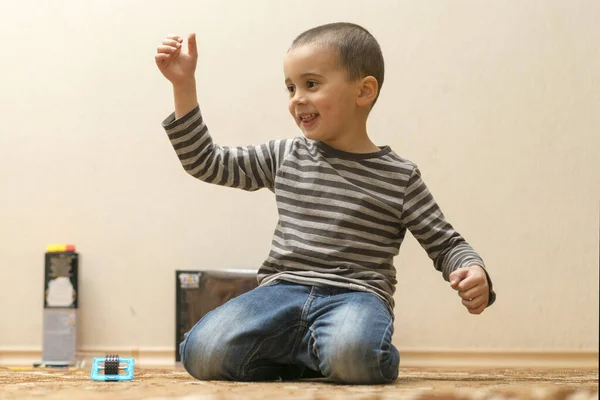 Хлопчик Тоддлер Грає Будинку Підлозі Хлопчик Грає Іграшкові Блоки Всередині — стокове фото