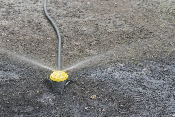 Sulama Sistemi Bahçe Sulama Sistemi Çimleri Suluyor Sulama Sistemi Çalışıyor — Stok fotoğraf