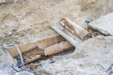 Paslı Kanalizasyon Boruları. Yeraltı su şebekesinin tamiri.