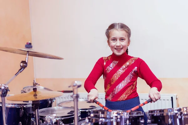 Счастливая Девушка Играет Барабанах Девочки Подростки Веселятся Играя Барабанах Музыкальном — стоковое фото
