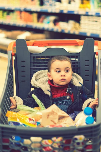 Hermoso bebé en el carrito de la compra - carro. tonificado — Foto de Stock