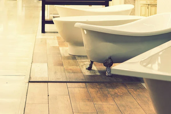 Sanitaire werkplaats. Witte badkamers. getemperd — Stockfoto