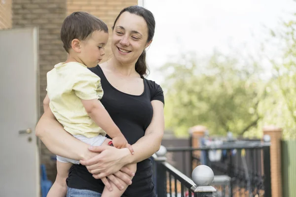 Une Femme Tient Un Bebe Dans Ses Bras Bebe Dans Les Bras De La Mere Estomac Soins Stock Photo
