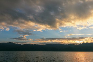 Güzel gün batımı bulutlar ve gökyüzü