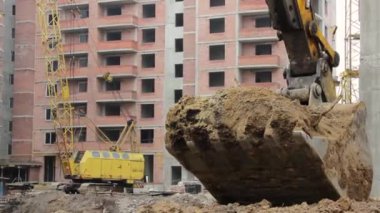 bir inşaat sahasında bir delik kazma Ekskavatör