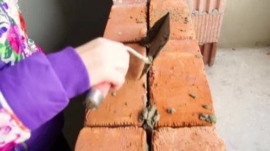 çok yoğun olan tuğla koyarak bir Duvarcı