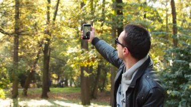 Adam eşcinsel fotoğraf Selfie cep cep telefonu üzerinden bir şehirde sokak yapar